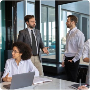 Equipo profesional dialogando en una oficina