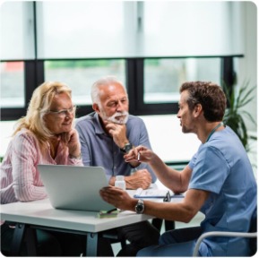 Profesionales conversando sobre atención médica integral